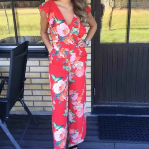  - Väldigt fin jumpsuit. Använd endast 1 gång, väldigt bra skick! Frakt tillkommer 