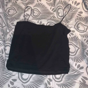  - Svart croptop