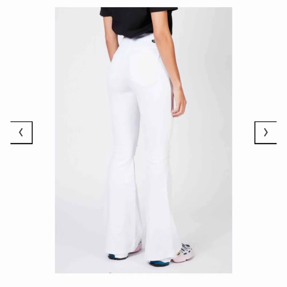 Vita bootcut jeans i modellen macy från dr denim i storlek s. Köpta för 500kr. På vissa delar av Jeansen har tyget dragit ihop sig lite och vet ej vad det beror på ( kan skicka bild i chatten). Köpare står för frakten 🤩. Jeans & Byxor.