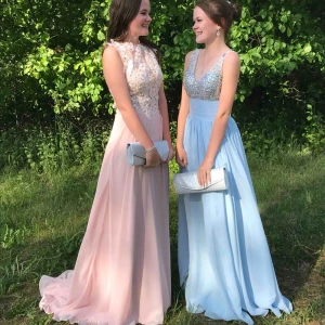  - Säljer min rosa balklänning som är använd en gång. Klänning passar mig perfekt med ett par klackar o jag är 168 cm. Klänningen har ett kortare släp och fin rygg. Den har även kuddar för brösten inbyggt i klänningen för att man ska kunna vara utan bh. 