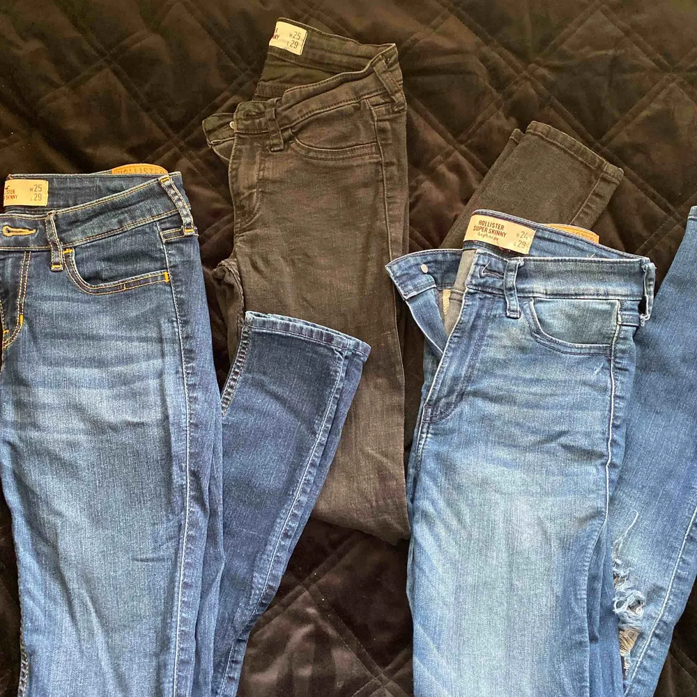 3 par Hollister jeans (super Skinny). 100kr/st eller 250kr för alla 3! Två par lågmidjade och ett par högmidjade (de blåa till höger). Egenklippta hål i 2 av de 3 paren (se bild 3). Frakt tillkommer💗. Jeans & Byxor.