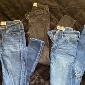 3 par Hollister jeans (super Skinny). 100kr/st eller 250kr för alla 3! Två par lågmidjade och ett par högmidjade (de blåa till höger). Egenklippta hål i 2 av de 3 paren (se bild 3). Frakt tillkommer💗