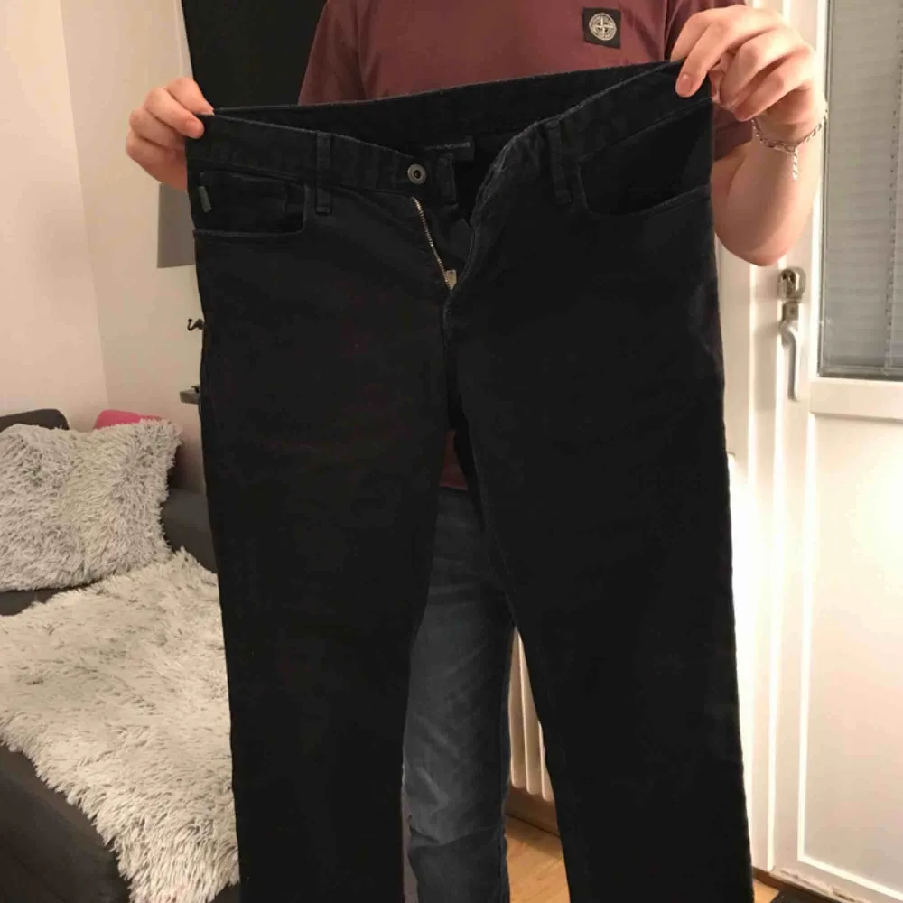 Min pojkväns Armani jeans. Inte använda mer än några gånger. Super fint skick men han passar inte i dom längre pga. att han gått upp lite i vikt :((. Nytt pris: 2599kr.. pris kan diskuteras vid snabb affär.. Jeans & Byxor.