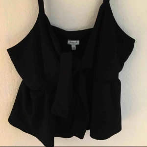  - Svart topp. Aldrig använd endast testad och i väldigt bra skick. Strl 50 men mer åt det mindre hållet. Köpt för 280kr och säljs för 150kr. Finns i Stockholm för att mötas upp, om du vill ha den skickad så står du för frakten!✨