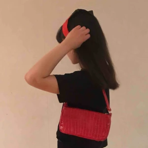  - Super snygg röd lackväska med krokodil liknande mönster. Använd fåtal gångar, så i ett super bra skick! Kan mötas upp, men annars står köparen för frakten 🐉