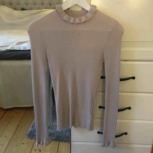  - Ribbad beige polotröja. Superskön o stretchig, passar även S 