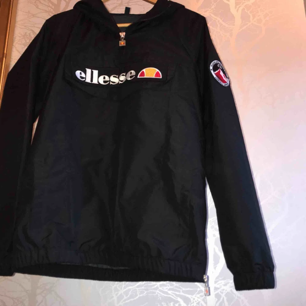 Ellesse Mont Real jacket, nyskick använd 1 gång. Köpt för 900:- jackan är superfin men för liten för min smak:) frakt kan tillkomma. Jackor.
