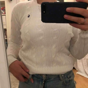  -  Vit och blå Kabelstickad tröja från Ralph Lauren! Bra skick Inte använd mycket  Ordinarie pris 1200kr