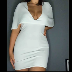  - Vit miniklänning i cape modell, testad men ej använd