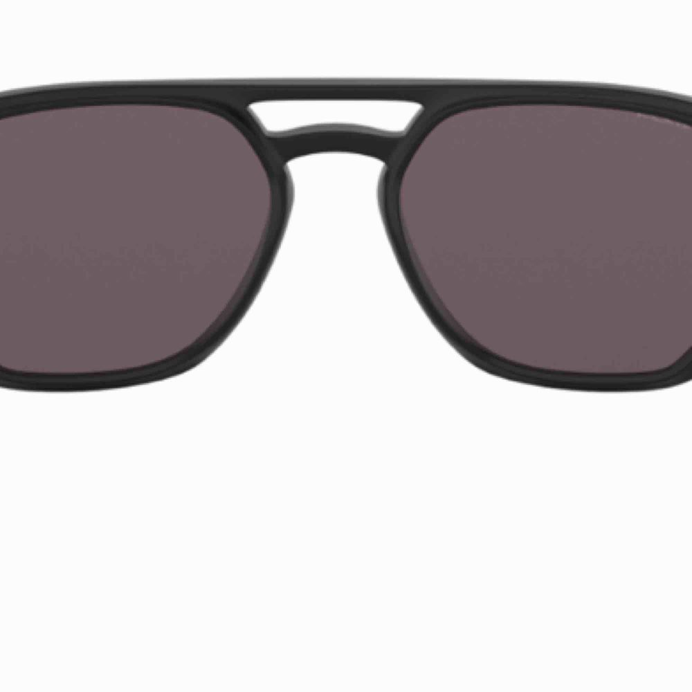 Oakley solglasögon, oanvända, modell Latch™ Beta, lins Prizm Grey. Glasögonen har ett prizm glas vilket gör att kontraster minimeras och färger syns otroligt bra vid skidåkning eller fiske.  Jag står för frakt. nypris 1540kr.. Accessoarer.