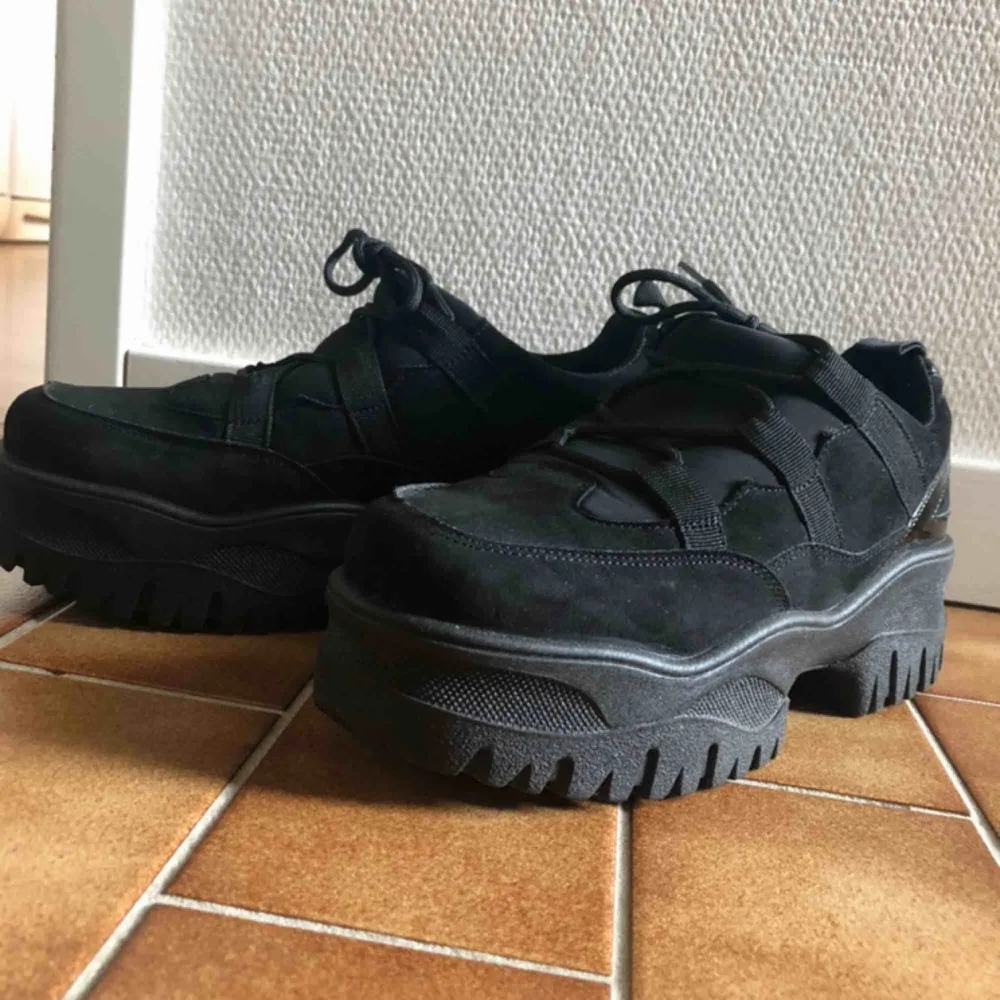 Coola svarta grova sneakers/platforms från asos✨ Använda ute 1 gång och är i princip i nyskick🌸. Skor.