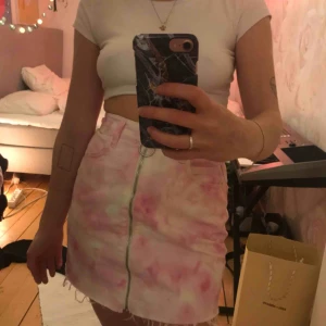  - säljer min fina rosa/vita kjol från ASOS. Använd 1 gång så superbra skick! 200kr inkl frakt💓
