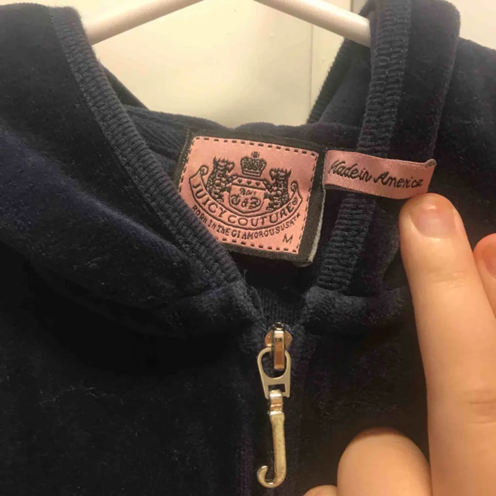 • Finns på andra sidor • Juicy Couture zip up hoodie med snyggt tryck på ryggen, kommer inte ihåg vad originalpriset är men liknande hoodies går för 1200-2000kr, säljer därför denna för 650kr. Nytvättat, välanvänd. Köparen får stå för frakt.. Hoodies.
