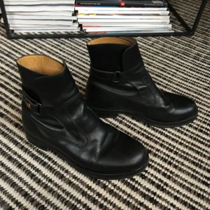  - Boots i läder från Whyred i modellen ”Hirdwall”. Härligt mjukt läder. Har klackat om dem samt lagt på en gummisula på lädersulan så att de tål lite mer. Använt men fint skick: 