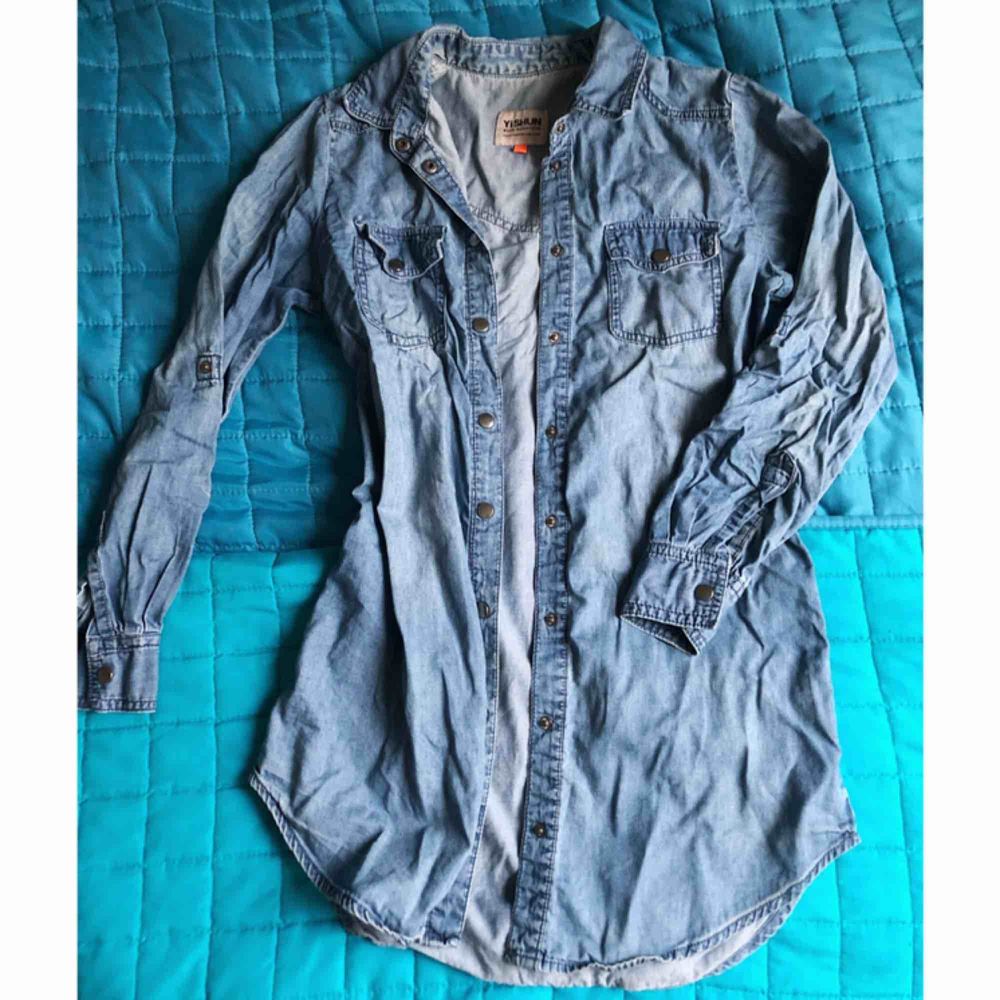 Jeans shirt, size 34, a bit longer than till waist, looks great with black leggins!. Skjortor.