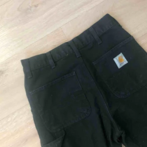  - SK8RPPL!! CARHARTT CARPENTER PANTS I SVART DENIMLIKNANDE KÄNSLA  STORLEK SMALL/27W  KÖPTA FÖR 900 SEK  SÄLJER FÖR 200  SPARSAMT ANVÄNDA  KÖPARE STÅR FÖR FRAKT ELLER MÖTS UPP I STOCKHOLM  