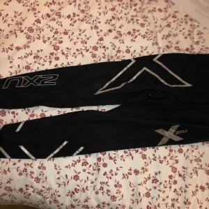  - Nästan helt oanvända (använda 2 gånger) 2XU träningsbyxor i storlek M. De säljs pågrund utav att de är något förstora på mig och därmed inte alls används. Inköpta för 800kr.