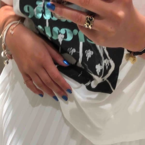  - Skitsnygg Freddie mercury tröja från stradivarius. Köpt i somras, storlek S (passar mig som är M). Säljer då jag ej använder den! Kan frakta (59) eller mötas upp i sthlm. Org pris 230!