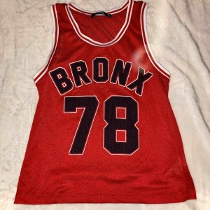  - Röd basketlinne från bikbok, strl xs. Oanvänd, dock finns inga etiketter. Fri frakt 