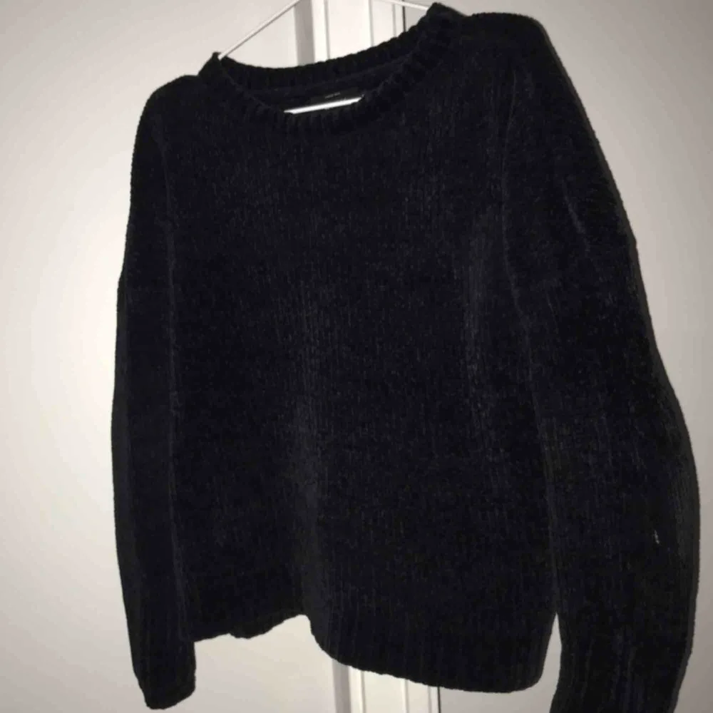 Världens mjukaste tröja!!! Den är skitsnygg men tycker man inte det är den fortfarande värd att köpa som t.ex mjukiströja :) färgen skiftar lite mellan svart och mörkblå. frakt ingår i priset!! . Tröjor & Koftor.