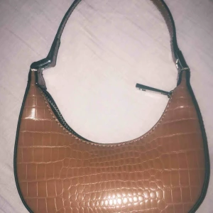  - Mini bag i brunfärg. Oanvänd 