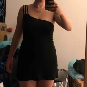  - Enaxlad miniklänning! Tunt men ganska tungt material - snygg passform