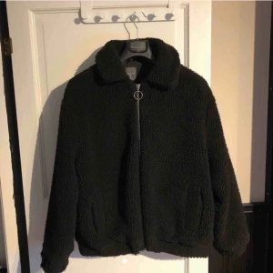  - Superfin svart teddyjacka som är köpt här på Plick men är tyvärr för stor, är i fint skick och kan mötas upp eller frakta. Bjuder på frakt vid snabb affär.