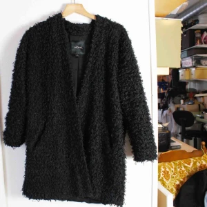  - Svart lurvig kofta från Monki. Storlek S, använd men fint skick. Finns I Åre men kan även skickas mot fraktkostnad