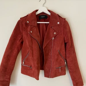 Superfin jacka storlek M - Superfin roströd jacka i ”mocka”, tyvärr hamnat längst in i garderoben 😢 helt okej att komma med bud, vi kanske kan komma överens! 🥰