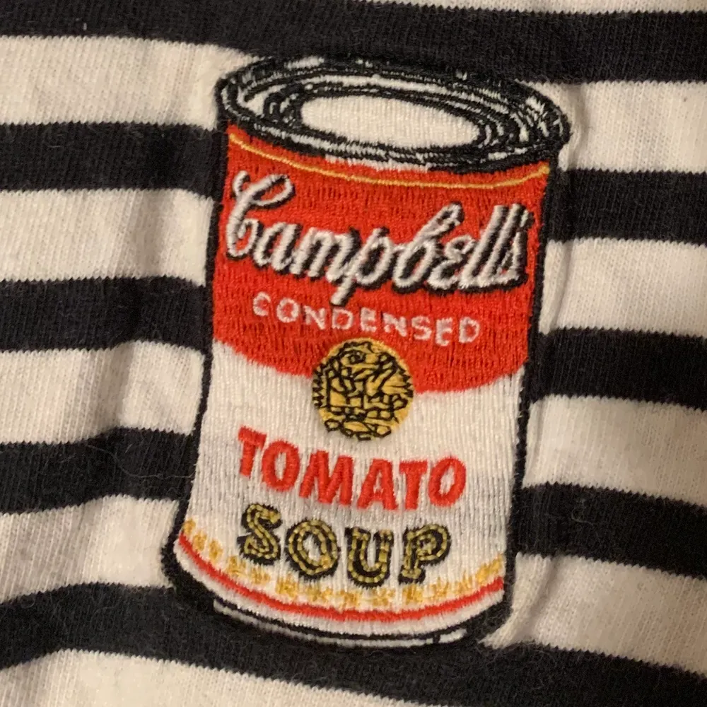 Randig campbells tomato soup tröja köpt på uniqlo i NYC men aldrig använt. Strl S. T-shirts.