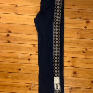 RBN Robyn x Björn Borg Trackpants - Mörkblå trackpants från Robyns collab med Björn Borg (RBN) storlek 36/S 