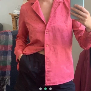 blommig skjorta 💘 - Säljer denna superfina skjortan jag köpte på plick för ett tag sen, men som tyvärr inte riktigt var min stil! Finns ingen lapp eller märke men fråga på om allt annat ! (bilderna är lånade) 💖 köparen står för frakt
