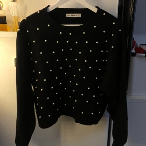 Stickad tröja Zara - Stickad tröja med pärlor från Zara i strl L. Skriv för mer bilder!
