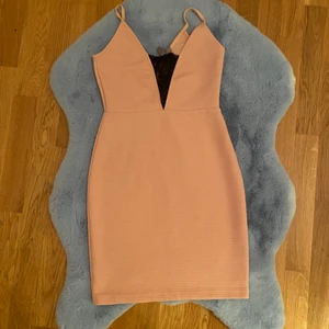 Asos - Snygg fin klänning, säljer den för 100kr. Säljer den för att den är inte min storlek länge tyvärr.