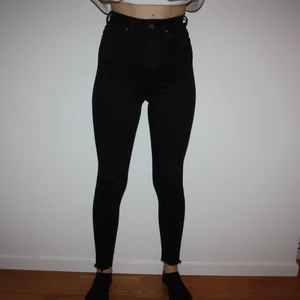 Svarta Superhigh jeans BIKBOK XS - Svarta jeans från BIKBOK ”Superhigh”. Extra hög midja. Storlek XS. Avklippta så dom ska passa mig, jag är 168cm. Endast använda en gång. Frakt kostar 62kr.