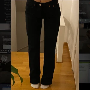 Jeans - Säljer dom finaste Levis jeansen😙 passar xs-s❤️❤️ jag på bilden har storlek 34 vanligtvis och är 162 cm, de är lite långa på mig💖knappt använda