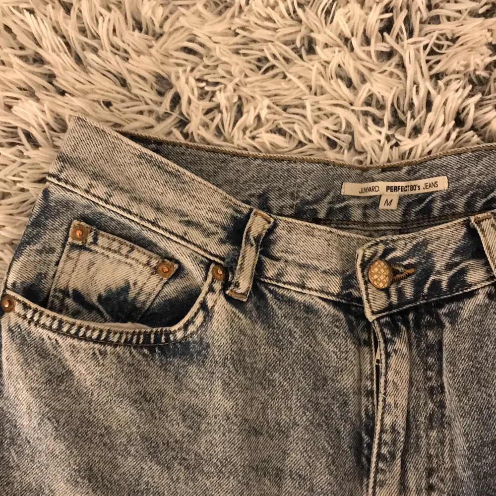 Säljer dessa supersnygga jeans från JUNKYARD i storlek M. Första bilden är lånad från junkyards hemsida. Jeansen är raka i benen och är i mycket bra skick.  Budgivning sker i kommentarerna och börjar på 150kr! . Jeans & Byxor.