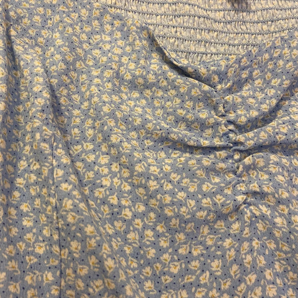 The blouse with a flowers print. Size EUR 46 ( I normally wear size 38) but this one fits good . I was wearing the blouse just one time so it’s in a perfect condition. 100% viscose . Blusar.