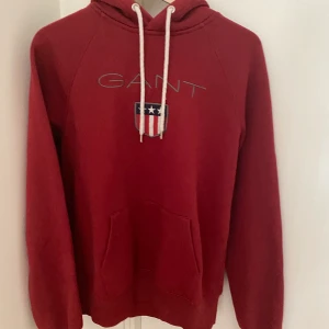 Gant hoodie (Str L) - Säljer min Gant hoodie som är halvår gammalt nästan oanvänd. Passar bra om man är 180+