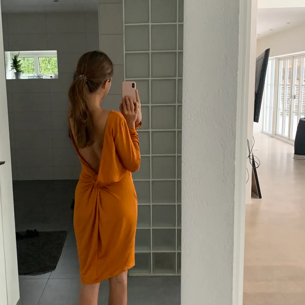 Jättefin orange klänning, oanvänd med så fin öppen rygg. Klänningar.