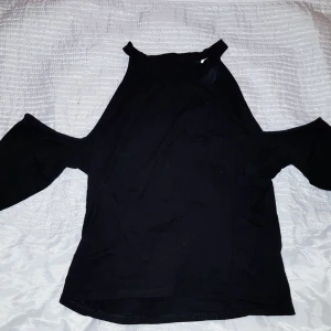 Fin tröja med axlarna bara. - Lite kortare i modellen men sitter bra. 