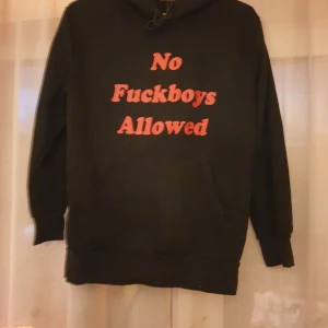 Svart Hoodie med röd text  - Är inte denna Hoodie super cool!? Någon intresserad? Ord pris 650kr, säljer för 300