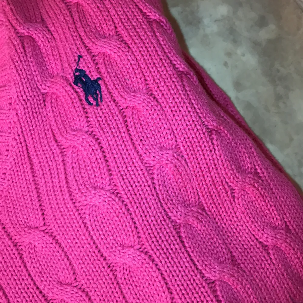 rosa kabelstickad ralph lauren tröja. Väldigt bra skick, och är i en storlek S . Stickat.