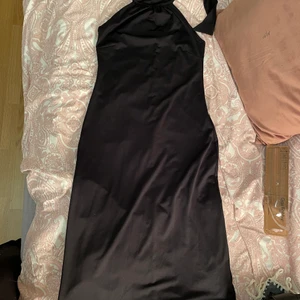Klänning  - Svart halter-neck klänning köpt second hand. Jag själv har aldrig använt och vad jag kan se så är den bra skick. Storlek s/m skulle jag säga. 
