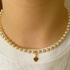 Halsband🤍 - Justerbart halsband men en hjärtformad berlock🤍🤎pris: 55 kr + 12 frakt