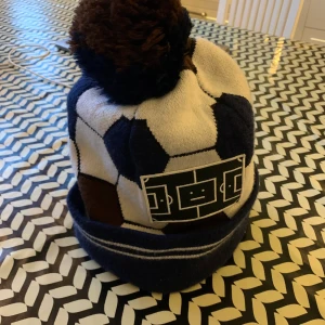 Acne-mössa - Köpt på Acne i PK-huset förra året. Den har fått en ersättare så ta denna för 200:-!