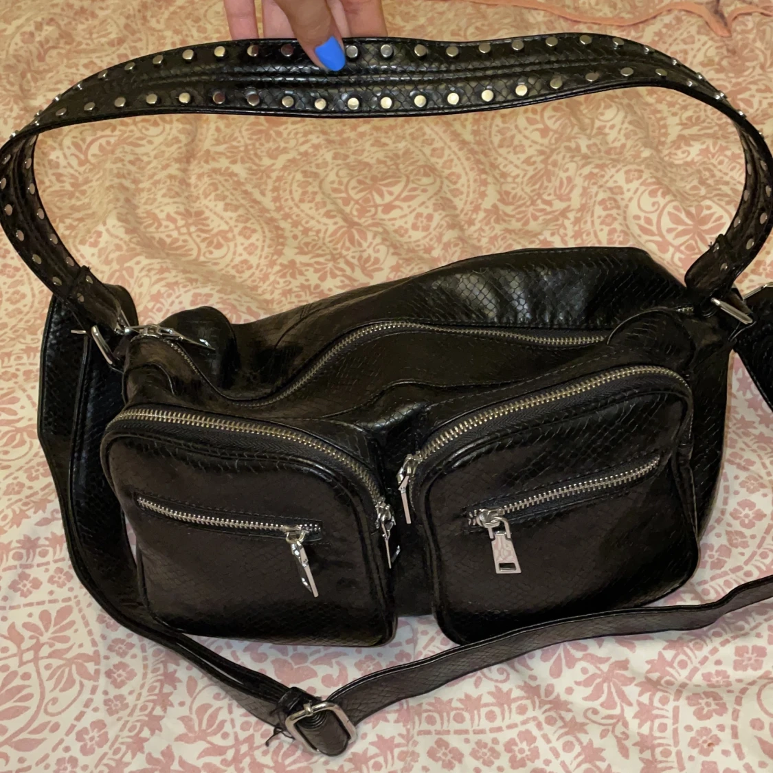 Noella väska svart ormskinn