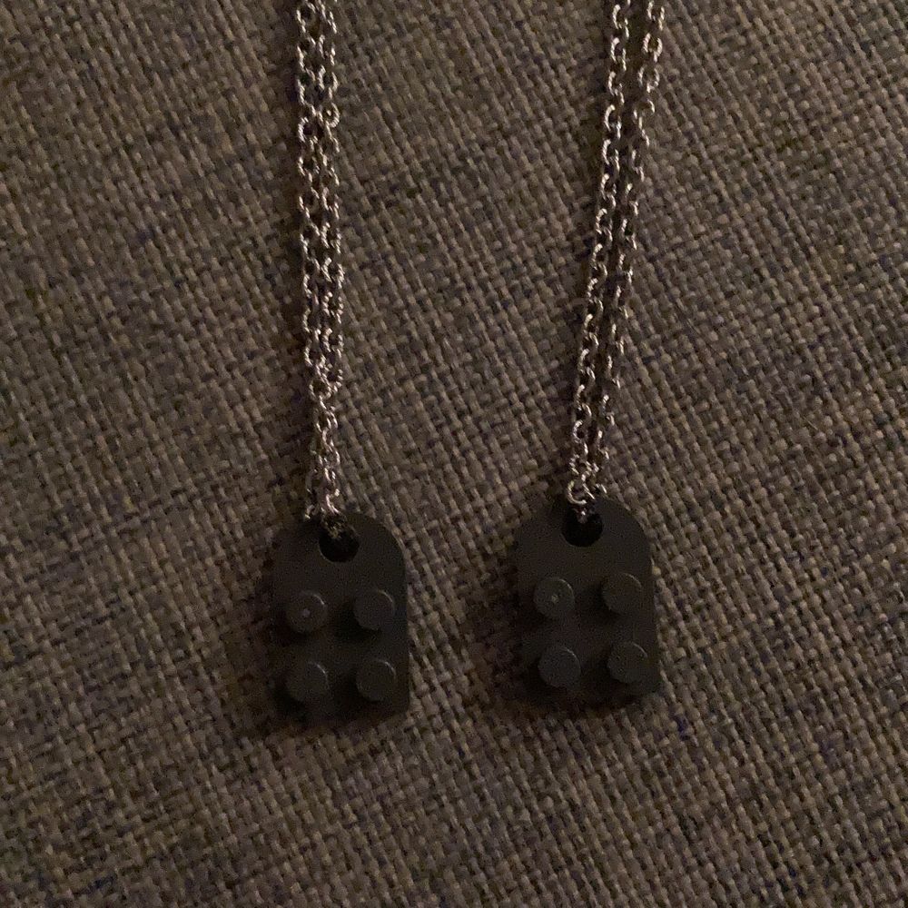 lego halsband som är jättesöta för par eller vänner, kedjan är 50 cm o det finns i röd och grå, bilderna är mina! perfekt till alla hjärtans dag 💕 (det är alltså båda delarna/halsbanden för 150) går att köpa bara hjärtat utan kedjan för 50kr+frakt💕. Accessoarer.