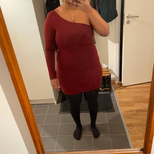 Enarmad klänning från Nelly - I använt skick men inte på några år. Fortfarande i gott skick som ses på bilderna. Sitter tajt och slutar en bit under rumpan. Strl S/EU 38
