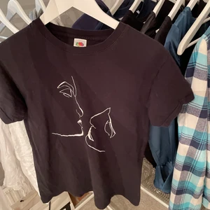 T-shirt - T-shirt med fett coolt tryck, köpt från ett UF-företag för ett tag sedan, säljer då den inte kommer till användning längre. Tröjan har tvättats några gånger men trycket visar inget tecken på att de börjar lossna alls så jättebra kvalite. 
